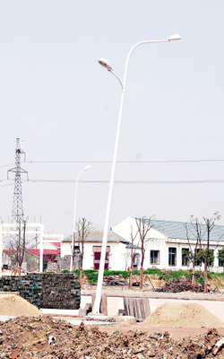新装路灯杆东倒西歪，城市基础设施安全引关注